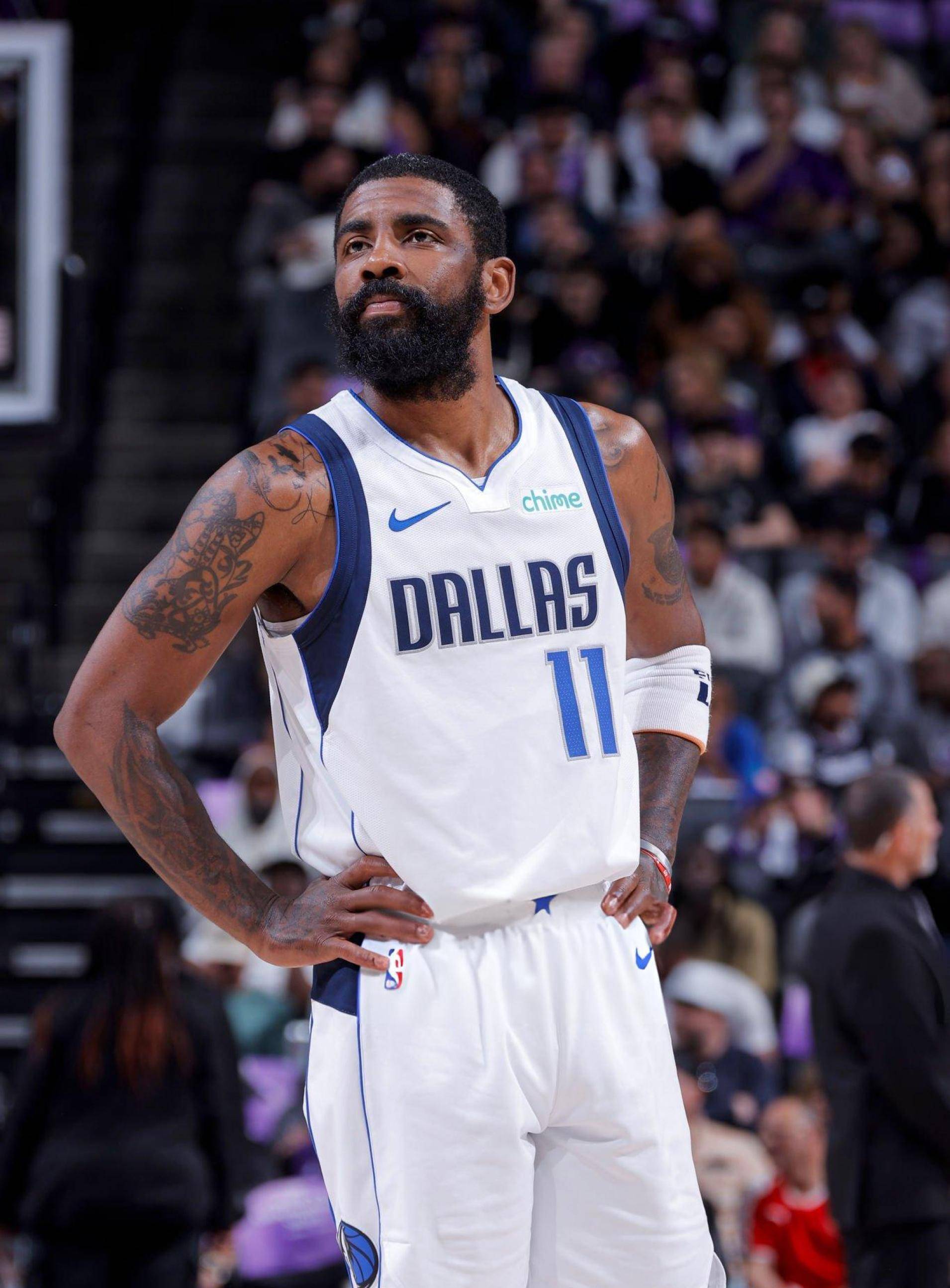 一边强调自 一边强调自